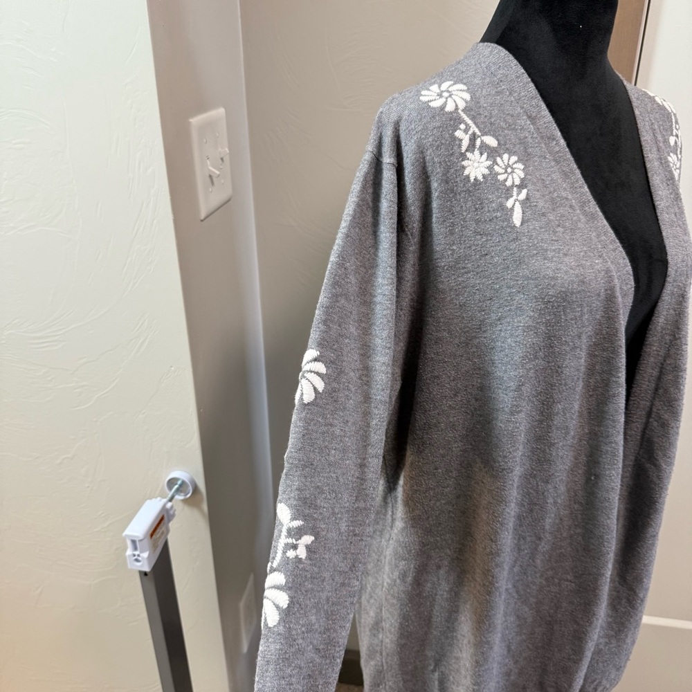 Aaeda Open Front Cardigan Sweater Grey White Floral Embroidery Soft Knit Neutral - Picture 3 of 9